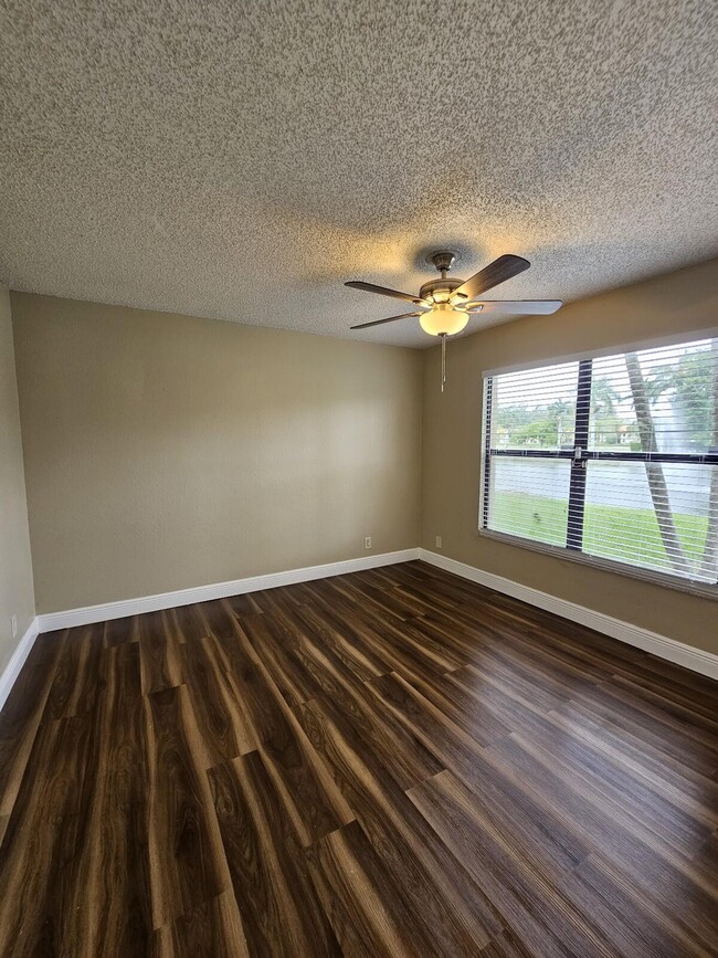 Building Photo - 1523 Lake Crystal Dr