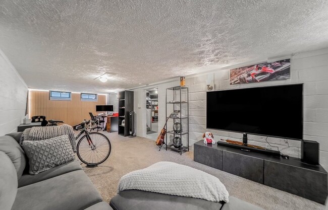 Building Photo - 5934 Deering Ave