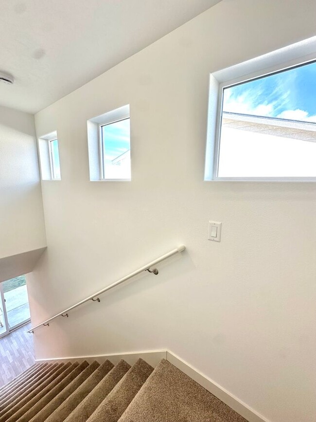 Building Photo - Bright & Modern in NW Redmond