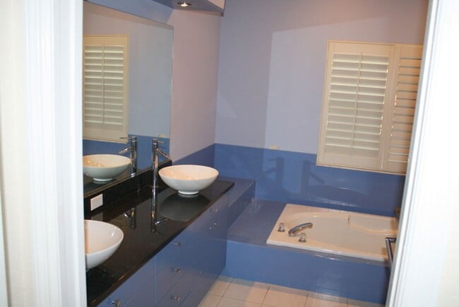 Building Photo - Beautiful 3 Bedroom two Bath