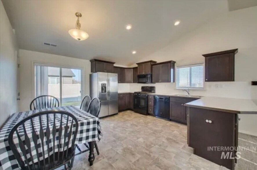 Building Photo - 698 Diamond Lake St