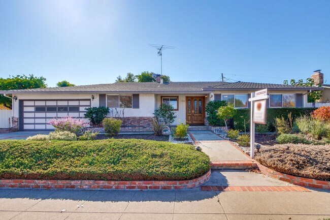 Building Photo - Hardwood Floors- Top Moreland SCH- SM Dogs Welcome- Close to Apple