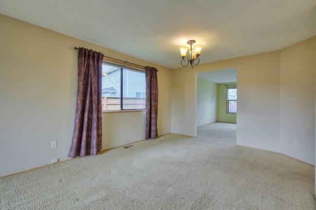 Building Photo - Bright & Spacious Rambler off of Cul-de-Sac