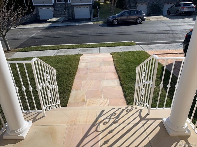 Building Photo - 97 Gainsborg Ave E