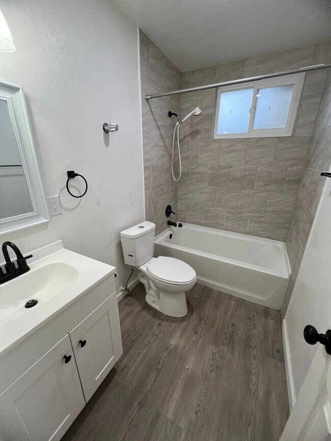 Building Photo - 808-809 Farmersville Blvd