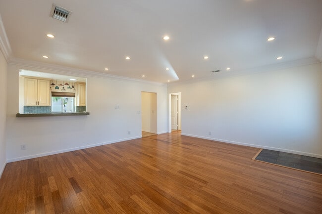 Building Photo - 10930 Oro Vista Ave