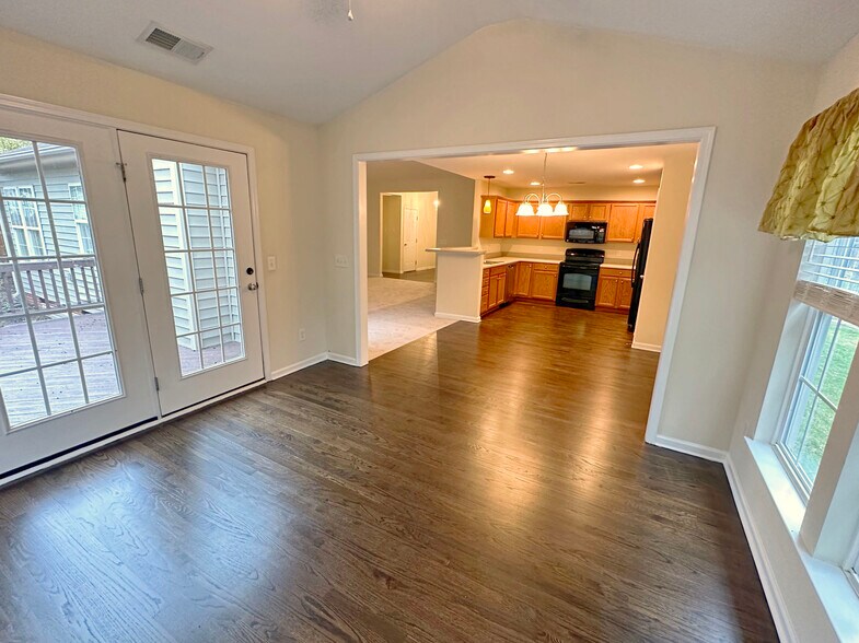 Sunroom kitchen and living area - 2018 Southridge Drive