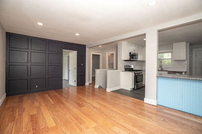 Building Photo - Renovated ranch style home home near Lake ...