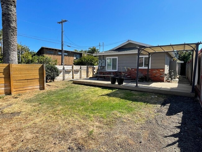 Building Photo - Quaint 1 Bedroom in Encinitas