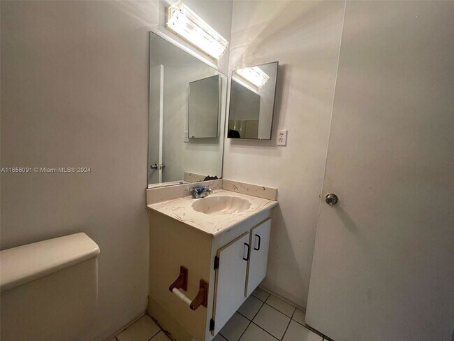 Building Photo - 6040 Shaker Wood Cir