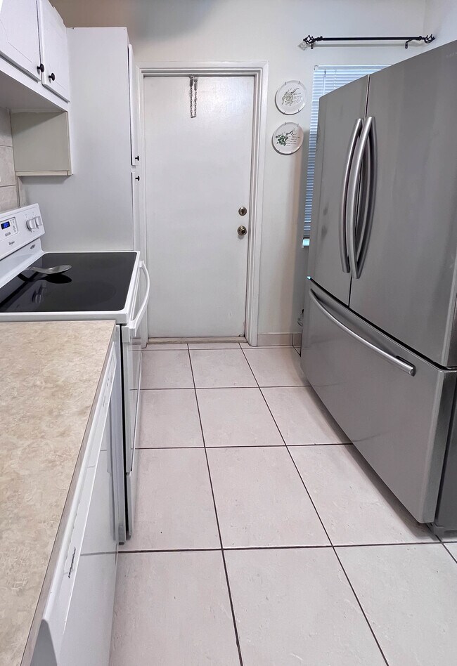 Building Photo - 2850 N Palm Aire Dr