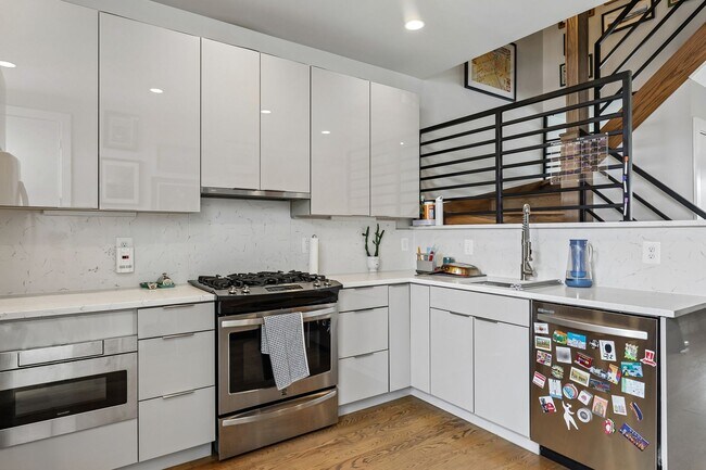 Building Photo - Gorgeous Upper Level 2BR/2.5BTH Condo with Rooftop Deck and Reserved Parking!