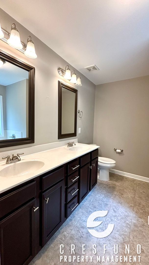 Building Photo - Spacious, Stylish & Close to It All – 3 Be...