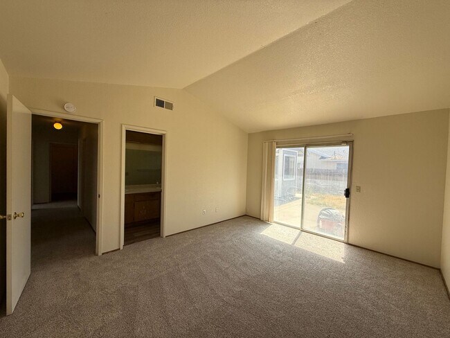 Building Photo - Spacious 4bed 2bath home in the Rio Linda/...