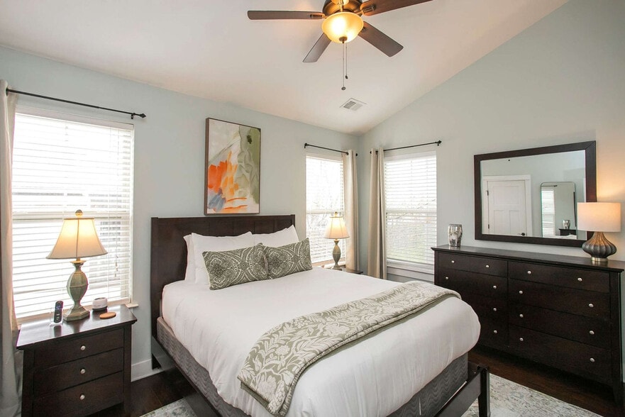 Building Photo - 1106B Stratford Ave