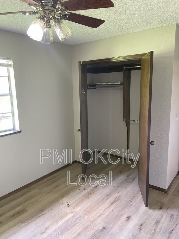 Building Photo - 2325 N Redmond Ave