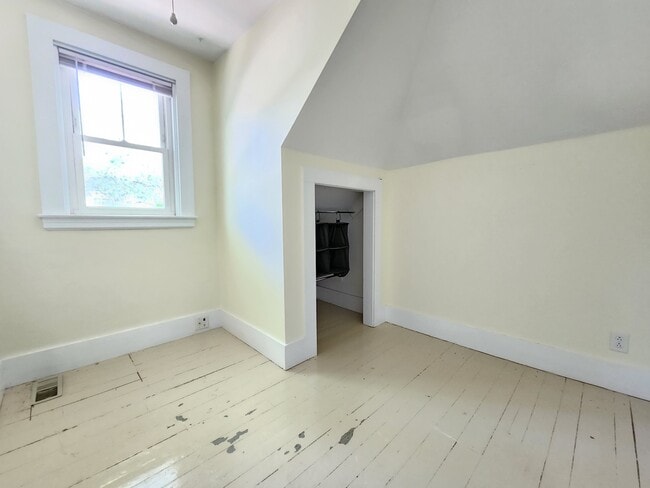 Building Photo - 387 College Ave