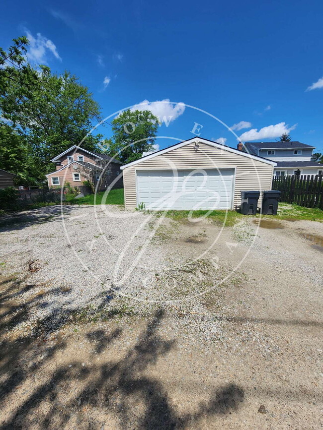 Building Photo - Spacious upper 1 bed with bonus room! Wate...
