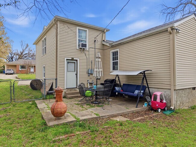 Building Photo - Charming Midtown bungalow just minutes from downtown!