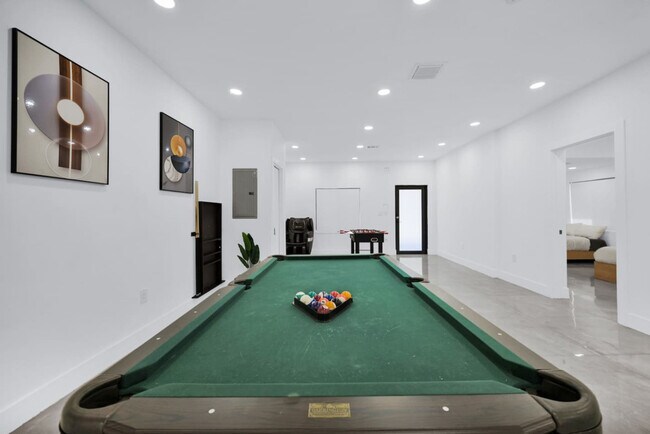 Building Photo - 5313 NE 1st Ave