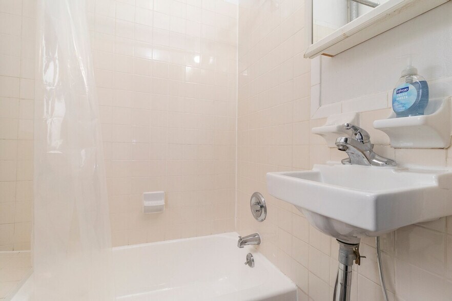 Building Photo - 1819d 2nd Ave