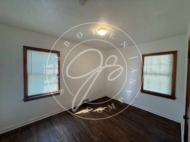 Building Photo - "Charming 3-4 Bed home with Hardwood floors close to the University Of Toledo
