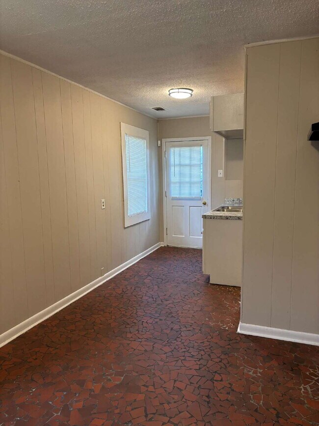 Building Photo - "Charming Living in Memphis: Cozy home with 1 Full Bath!"