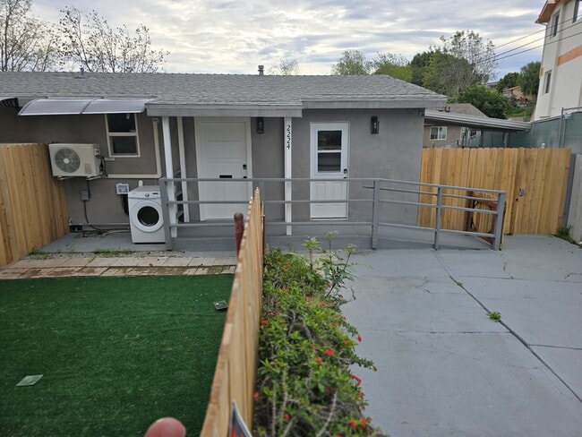 Building Photo - 2224 W Dunlop St