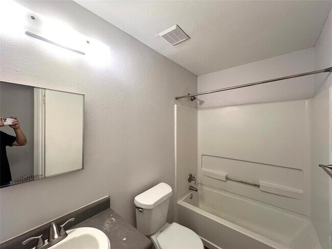 Building Photo - 2423 Glen Field Dr