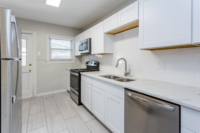 Building Photo - 2348 McClendon St
