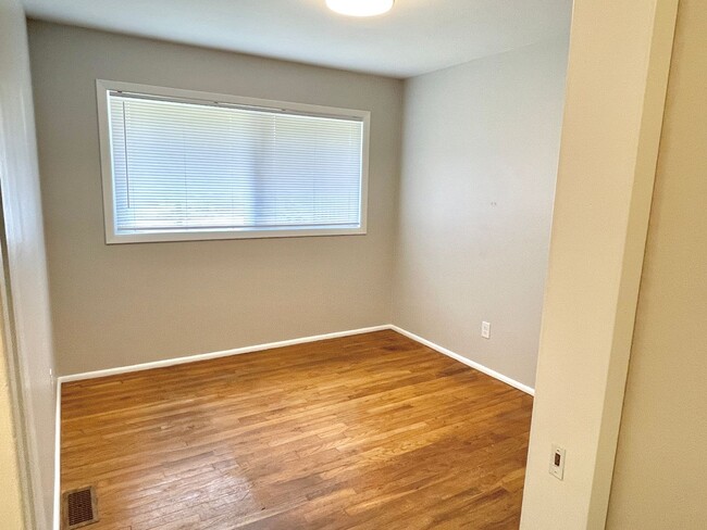 Building Photo - Parkrose Heights neighborhood, 3 bedroom, ...