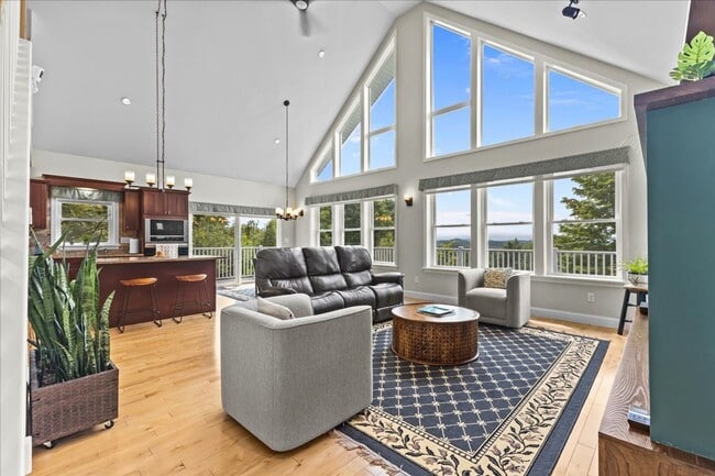 Building Photo - Contemporary with Gorgeous Views in Hinesb...