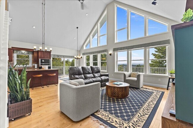 Building Photo - Contemporary with Gorgeous Views in Hinesburg, Vermont - Fully Furnished w/ Utilities Included