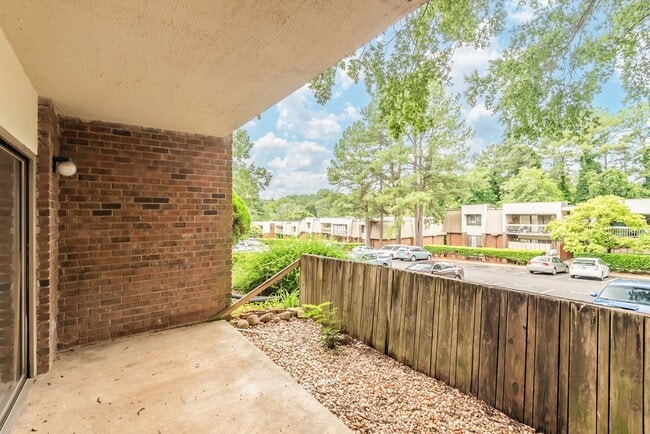 Building Photo - Bolinwood condo available mid-June!! 3 beds, 2 baths in GREAT location in Chapel Hill!