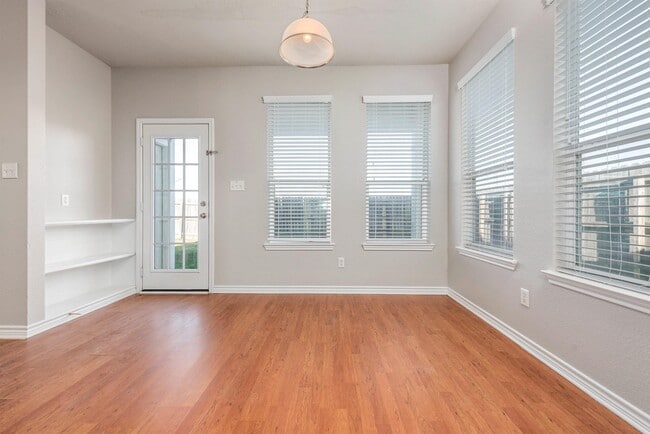 Building Photo - 2939 McLaren Dr