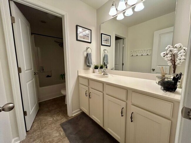 Building Photo - **Beautifully Maintained 3 Bedroom Home with Study, Screened Porch & Fenced Yard**