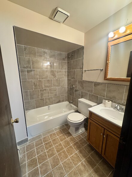 Building Photo - 14631 Lamon Ave