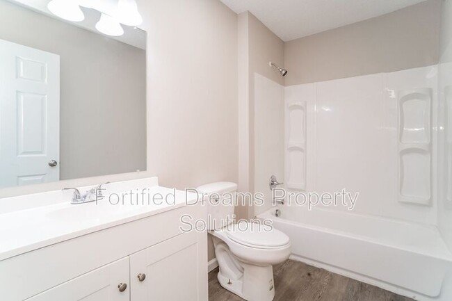 Building Photo - 615 Dumaine St