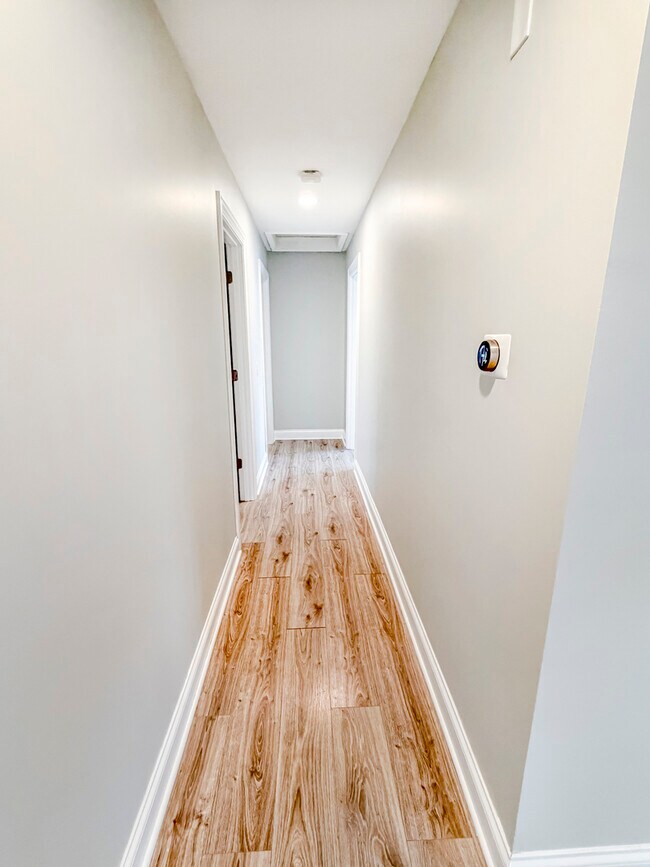 Building Photo - 9027 Skyline Dr