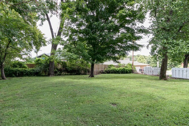 Building Photo - #6 Bedroom House with Awesome Yard Plus Ga...