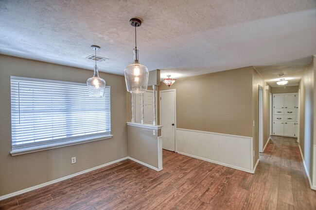 Building Photo - Beautiful newly Updated Edmond Home!