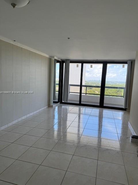 Building Photo - 2555 Collins Ave