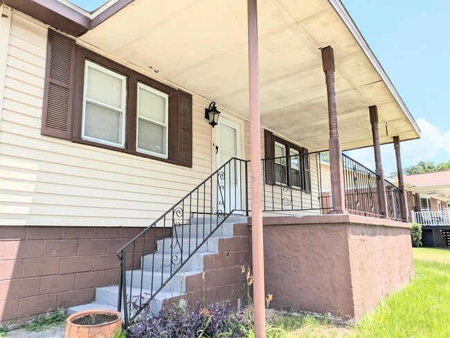 Primary Photo - 1081 Veal St SW