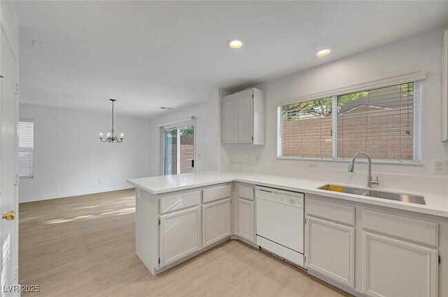 Building Photo - 2431 Lilac Cove St