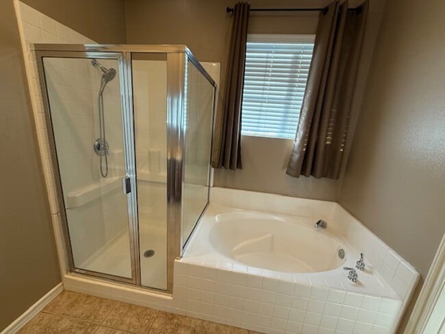 Building Photo - Condo in highly sought-after Vantage Commu...