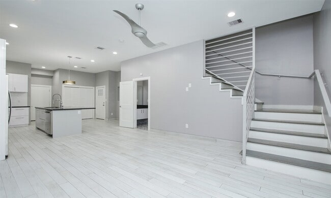 Building Photo - 309 E 43rd St