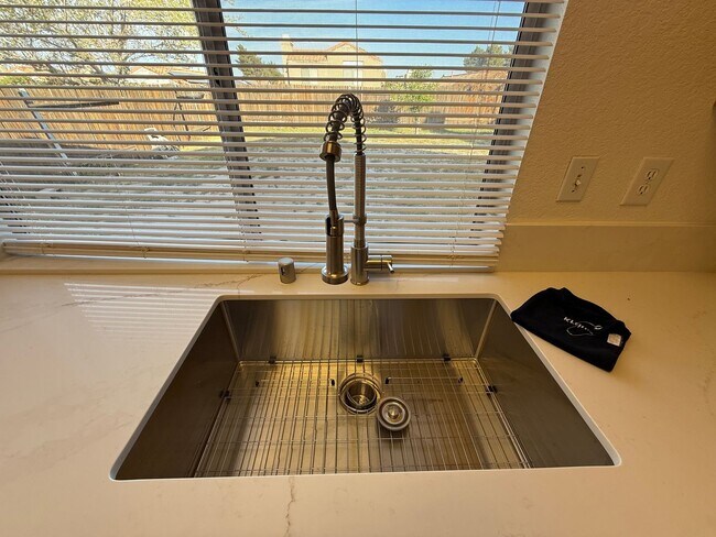 Building Photo - Victorville- Refurbished 2 Bedrooms 2 Bathrooms, New Laminate Floors