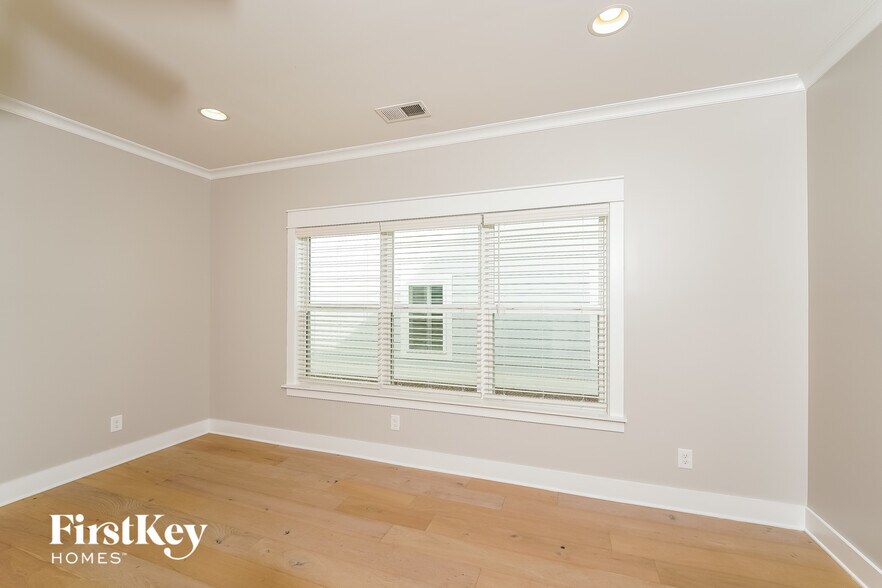 Building Photo - 1320 Shades Terrace