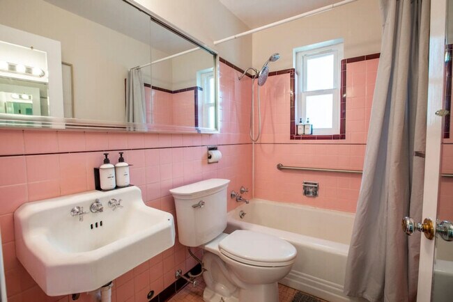 Building Photo - 239 N Center St