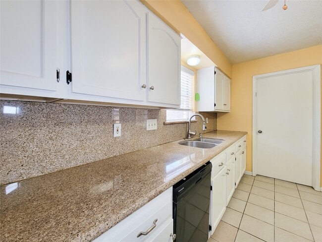 Building Photo - 16614 Cairnway Dr